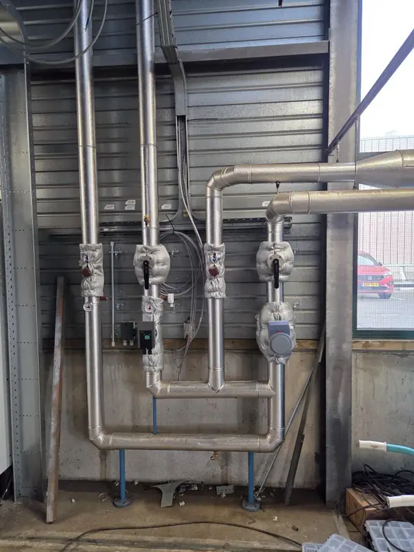 Detail isolatie op pompen en afsluiters