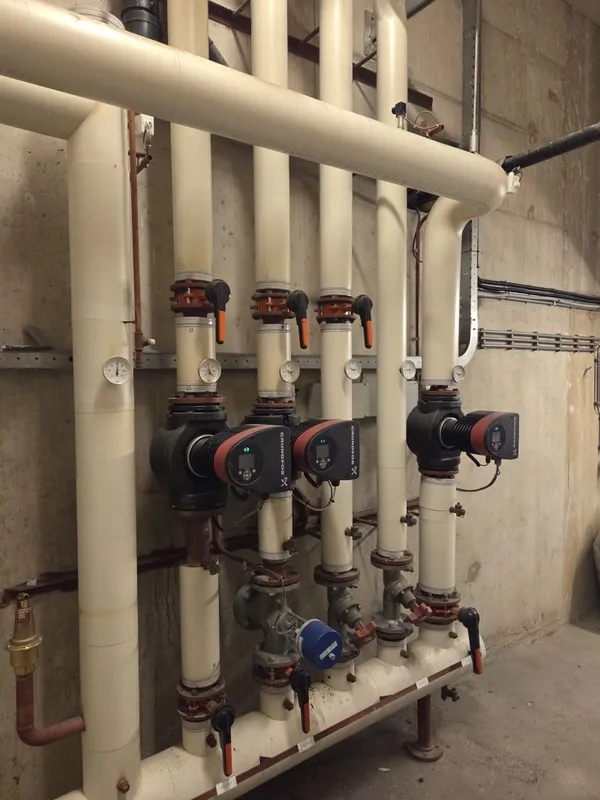 Detail isolatiematrassen op leidingwerk