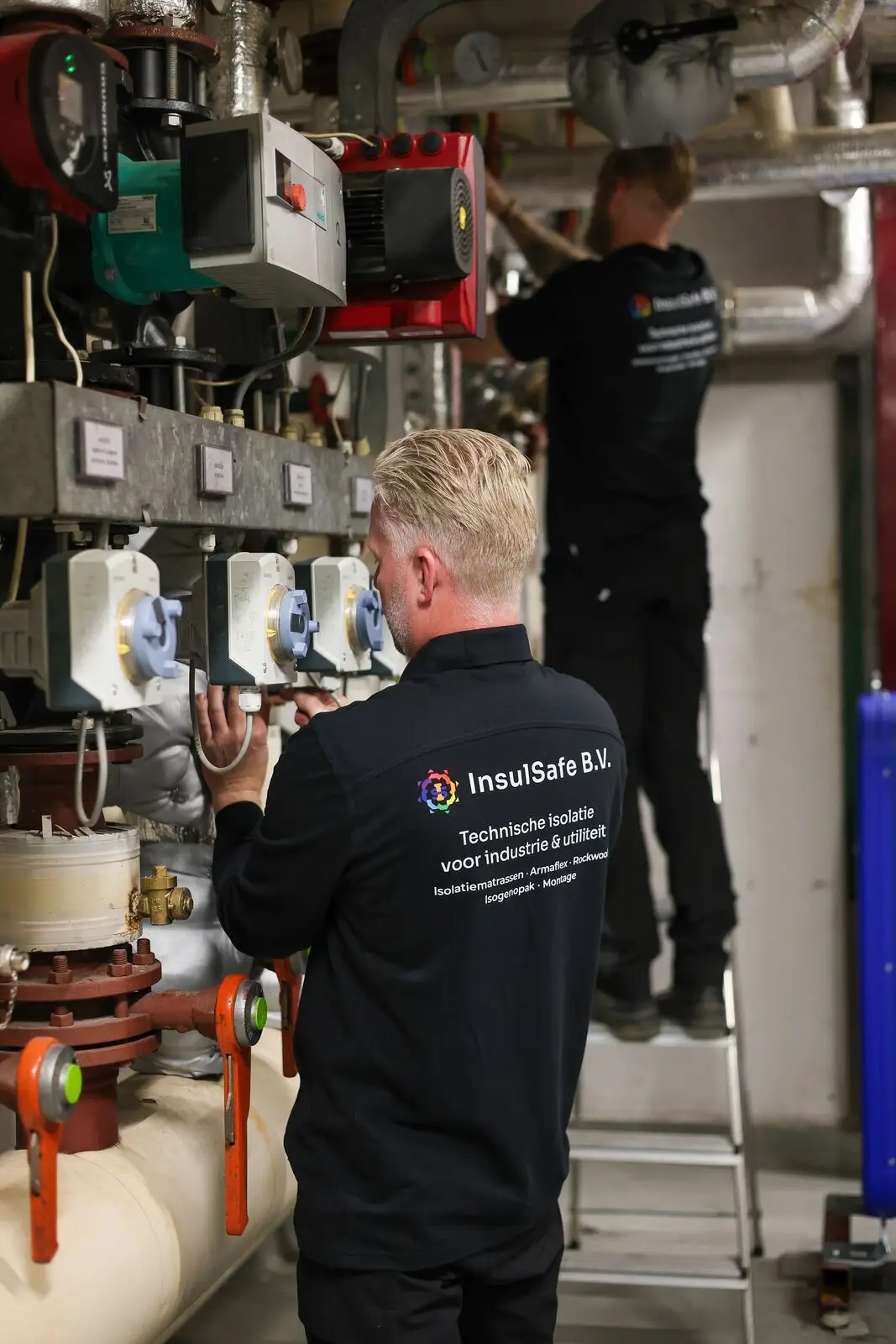 InsulSafe-monteur stelt regelapparatuur af bij geïsoleerde circulatiepompen