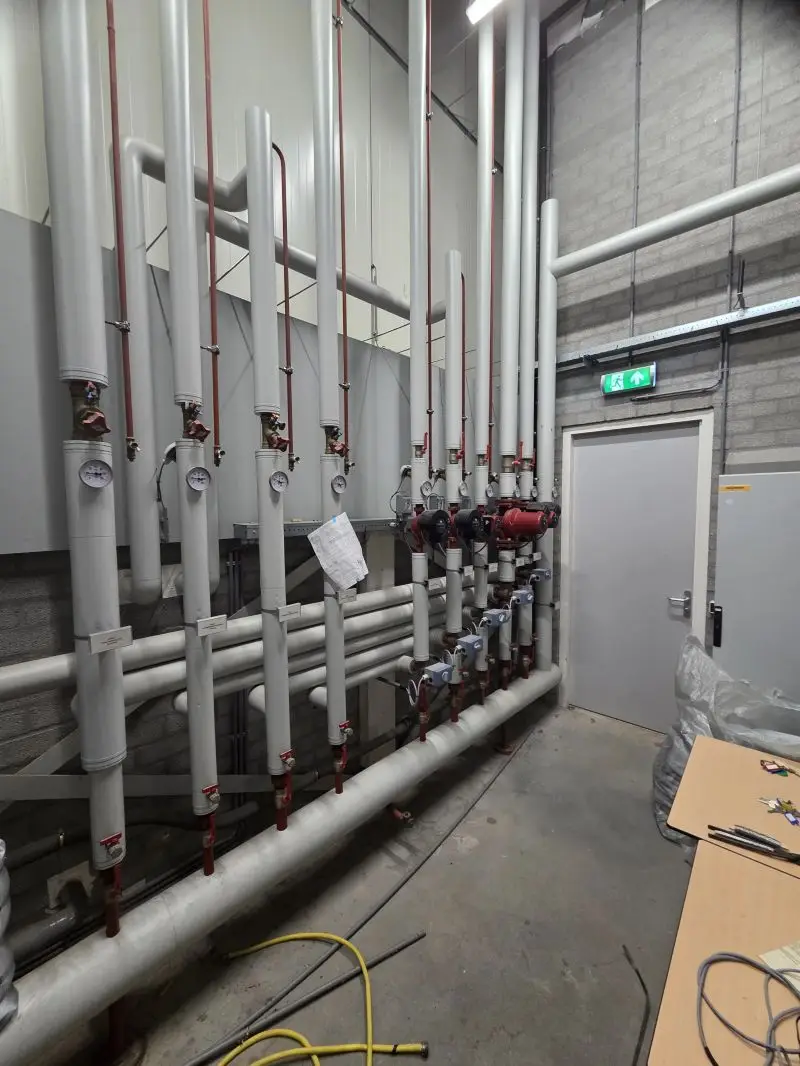 Isolatiematrassen in de technische ruimte van het Kinheim honkbalstadion
