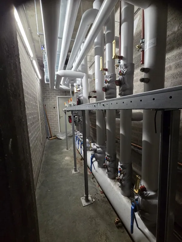 Detail geïsoleerde pomp en afsluiters