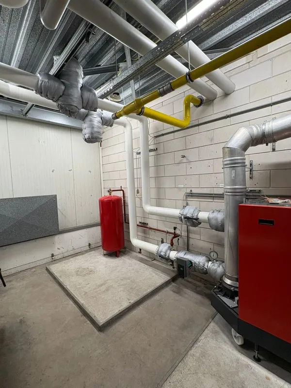 Detail isolatiematrassen op installatie universiteit