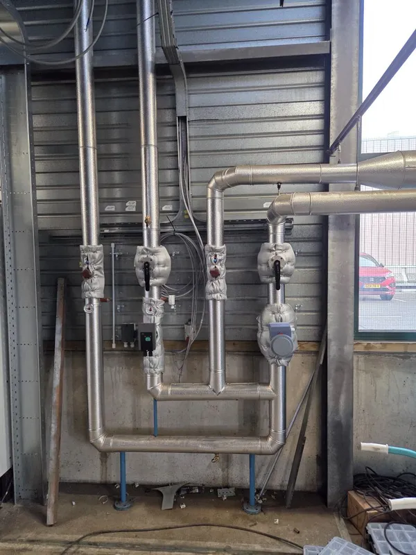Detail isolatie op pompen en afsluiters